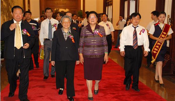 全國政協副主席錢正英（左一）、十五屆中央委員顧秀蓮（左三）、國務院扶貧主任，政協常委胡富國（左一）、北方汽車專修學校曹振峰董事長（右一）在人民大會堂共同出席北方學校七千萬扶貧工程